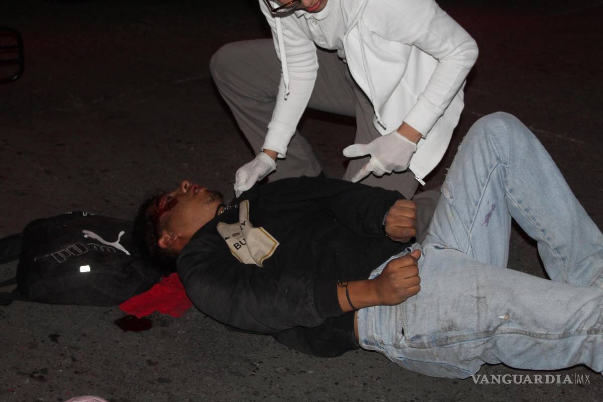 Cuatro menores motociclistas resultan heridos al ser embestidos por una camioneta, en Saltillo