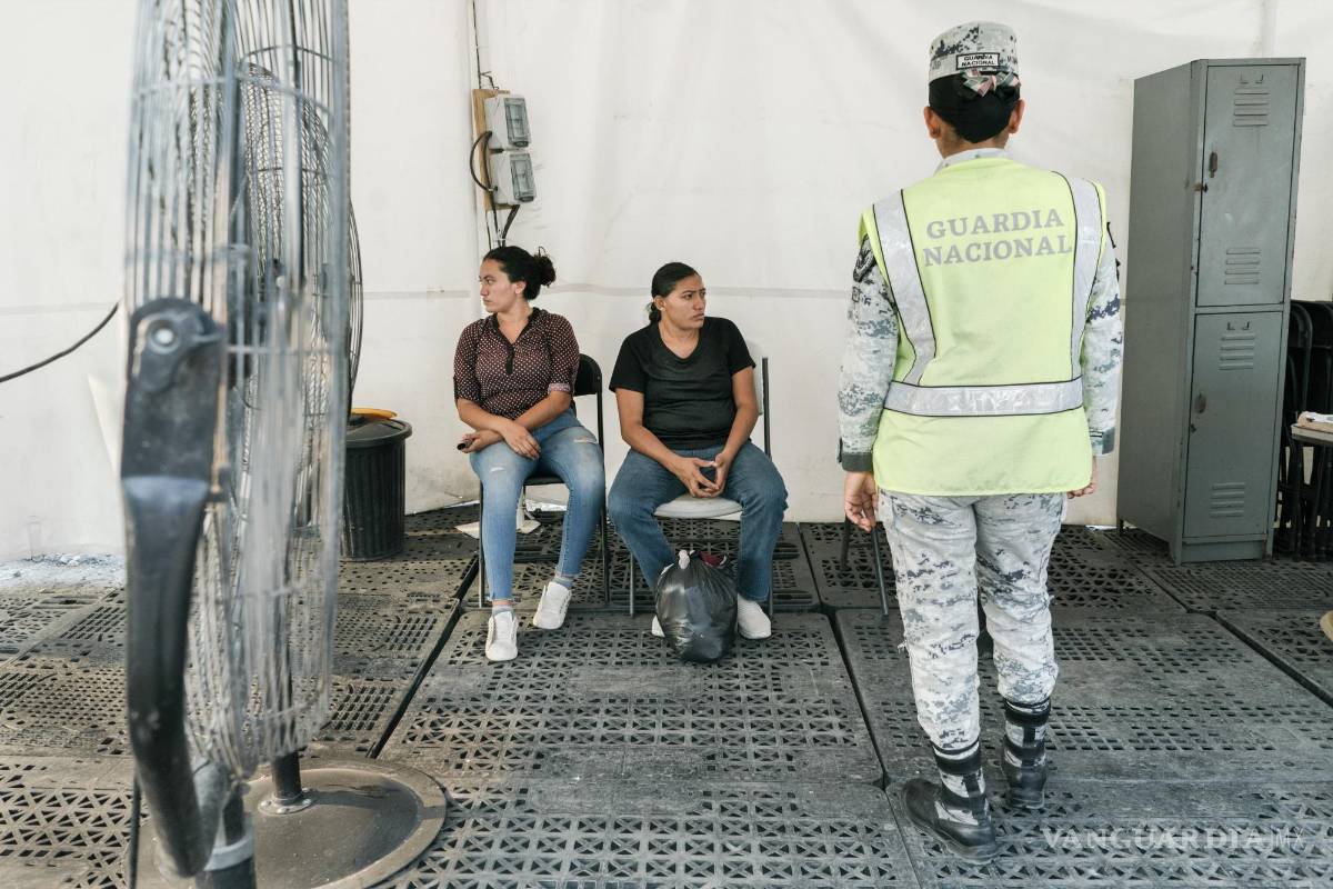 $!Migrantes hondureños detenidos por funcionarios de migración y la Guardia Nacional Mexicana en un puesto de control cerca de Villahermosa, Tamaulipas.