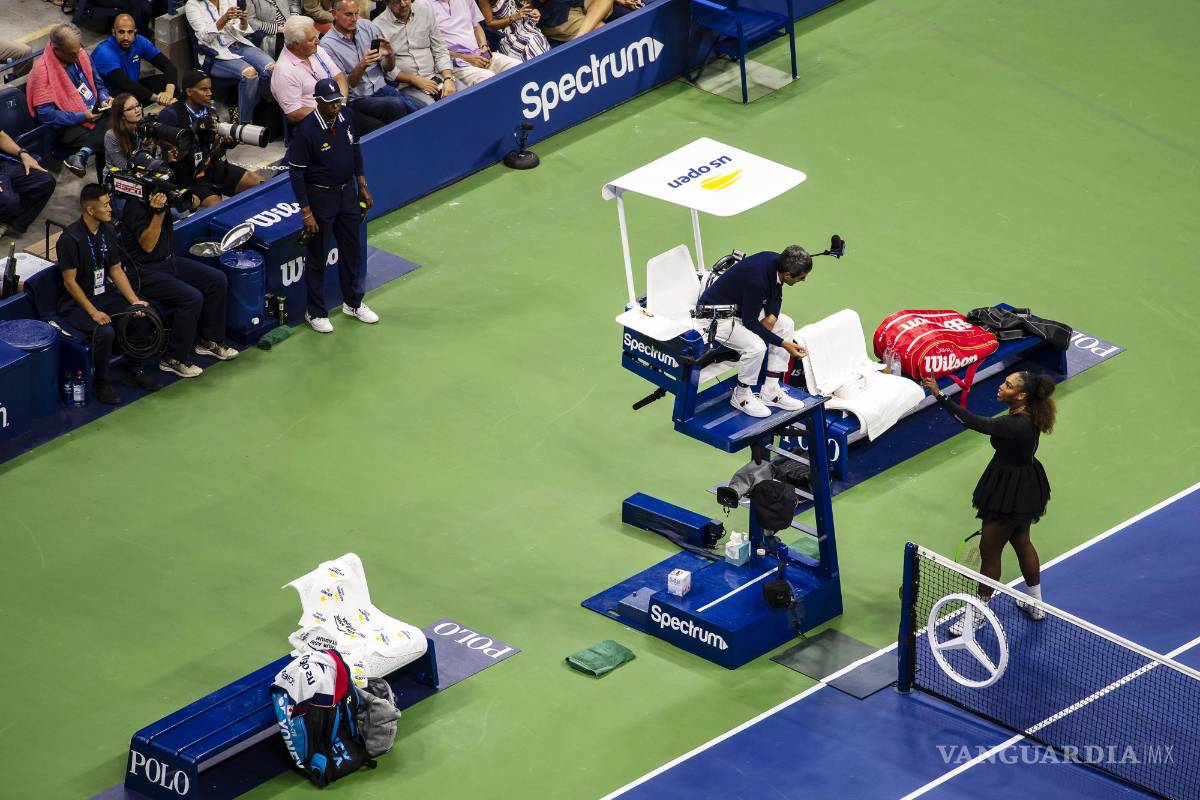 $!Serena Williams le habla al juez de silla, Carlos Ramos, durante su derrota en la final del Abierto de Estados Unidos frente a Naomi Osaka en el estadio Arthur Ashe del Centro Nacional de Tenis Billie Jean King de la USTA en Nueva York.