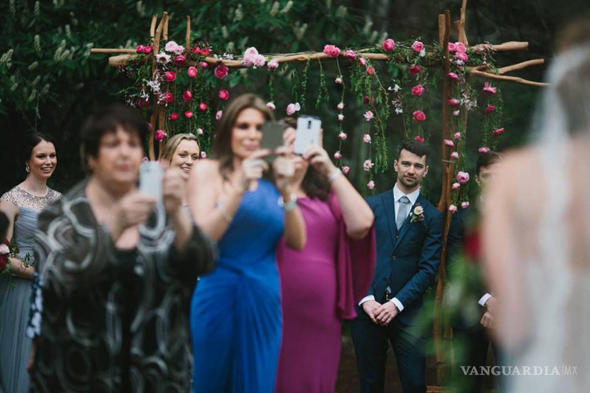 Fotógrafo nos enseña cómo los celulares arruinan una boda