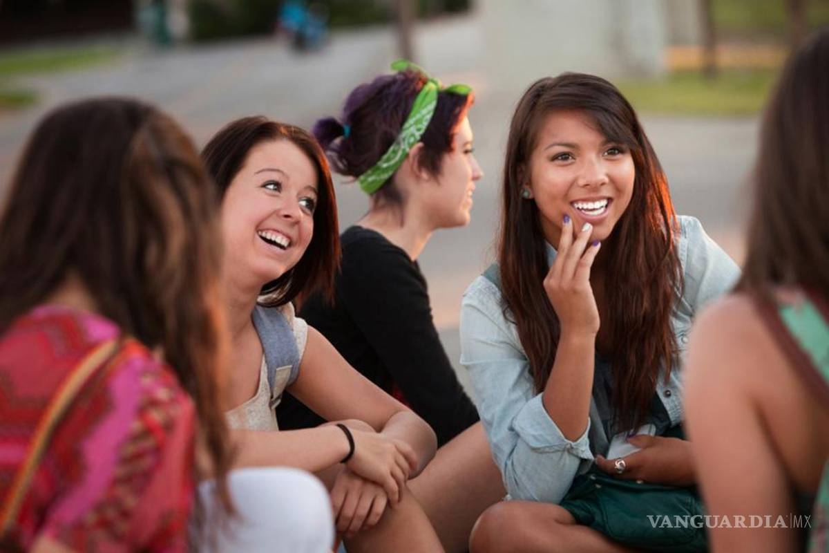 Crean agencia en Japón; puedes contratar amigos para que estén en tus 'selfies'