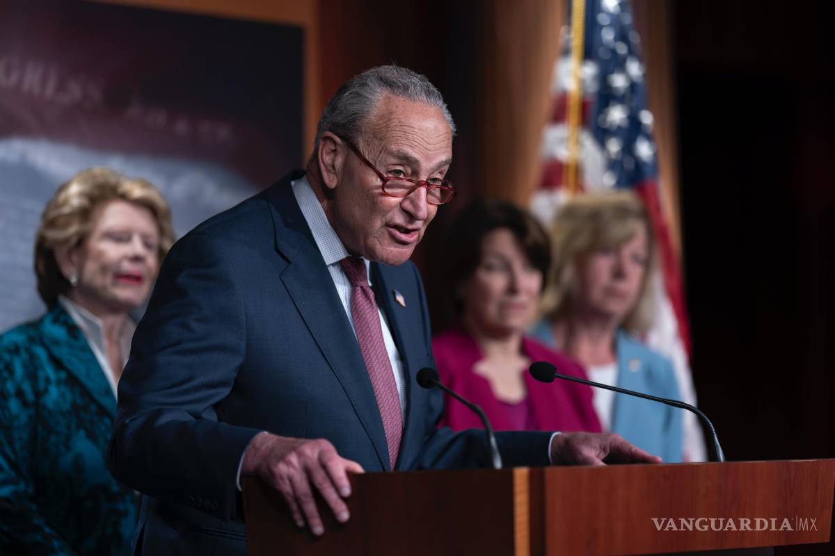 $!El líder de la mayoría en el Senado, Chuck Schumer, conmemora el primer aniversario de que se anuló el derecho al aborto en el Capitolio de Washington.