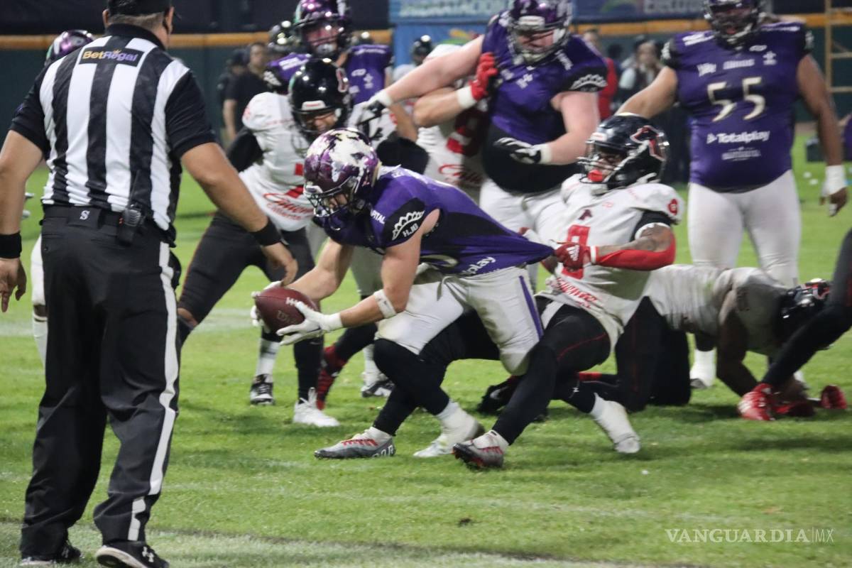 $!Julio César Covarrubias Elizondo (#10), selló el triunfo de los Dinos de Saltillo con carrera de 10 yardas 33-10 sobre los Galgos de Tijuana.
