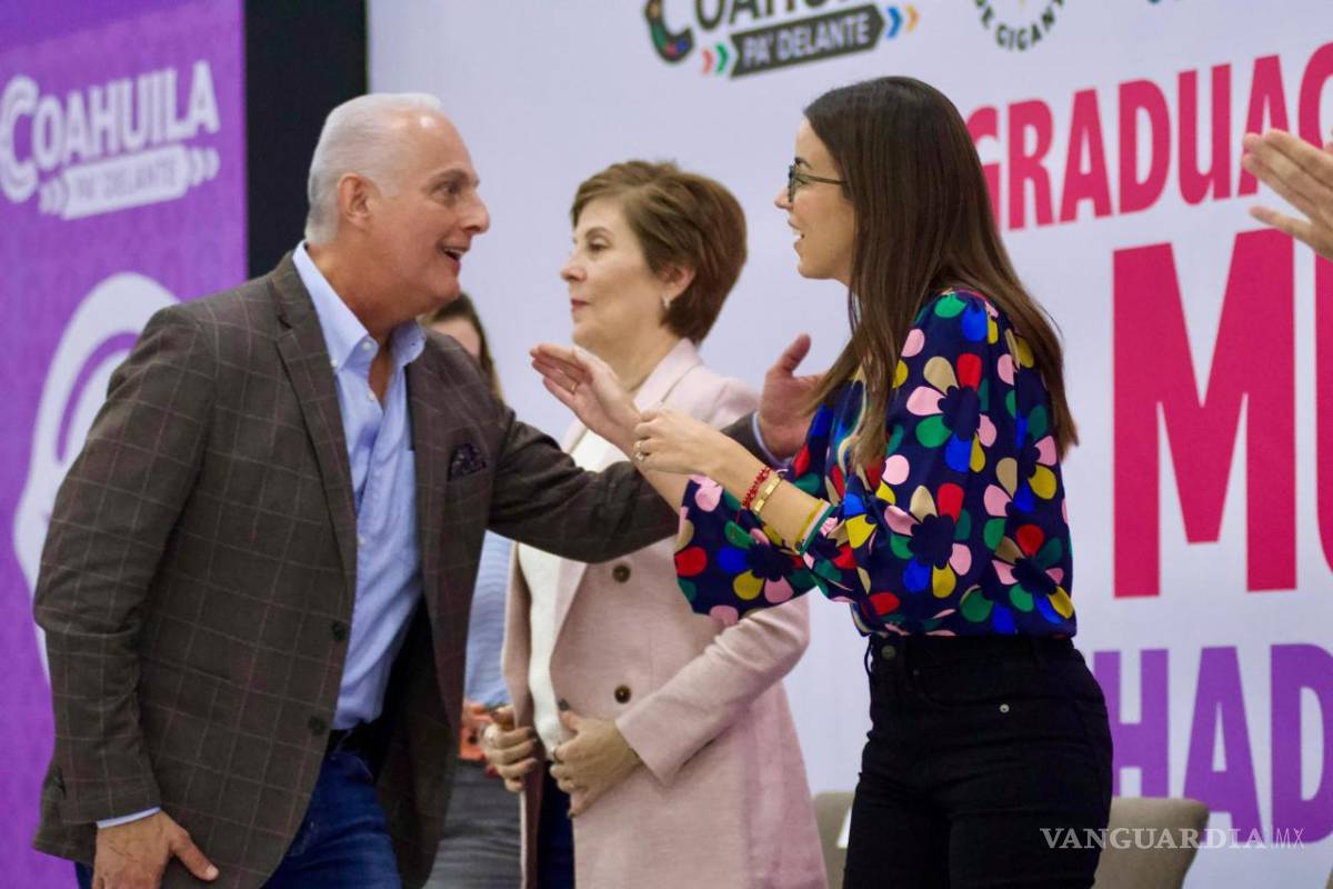 $!Román Cepeda y Paola Rodríguez entregan certificados a beneficiarias del programa estatal.