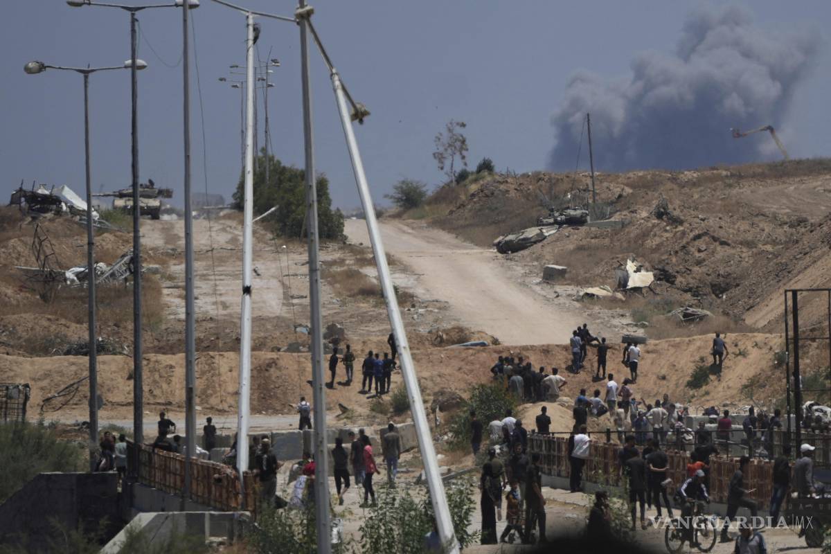 $!Tanques del ejército al sur de Gaza, según se ve desde un centro de distribución de ayuda humanitaria operado por la Fundación Humanitaria de Gaza en Jan Yuni.