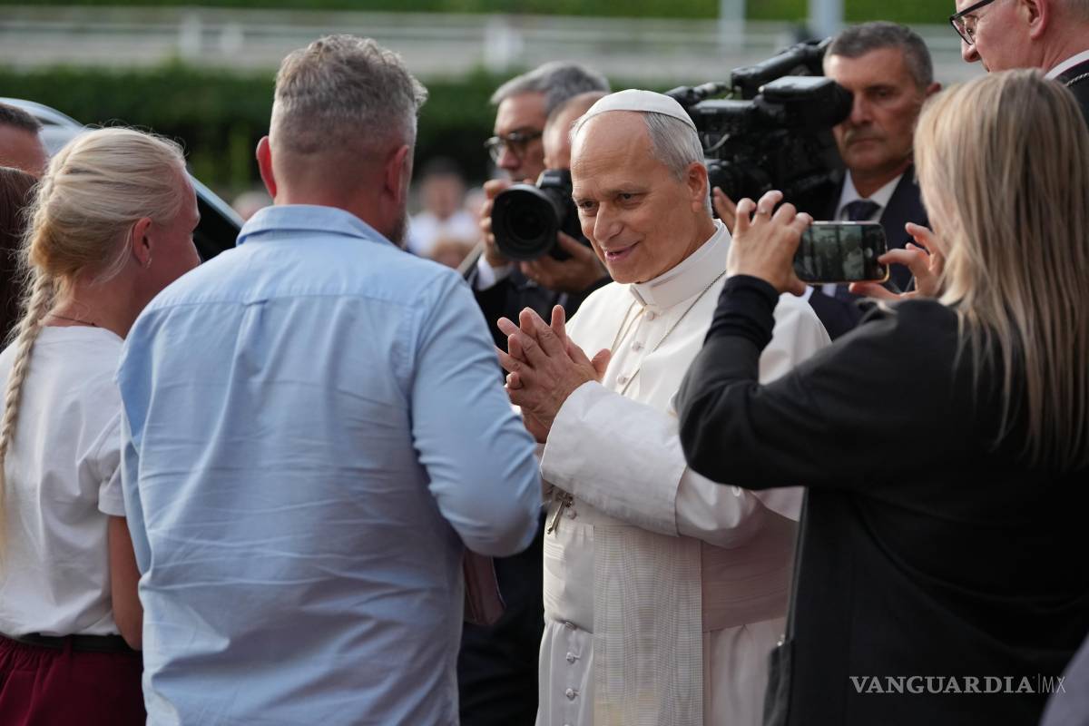 $!El papa León XIV se detiene a hablar con familiares de jóvenes pacientes con cáncer al salir del Policlínico Agostino Gemelli de Roma.