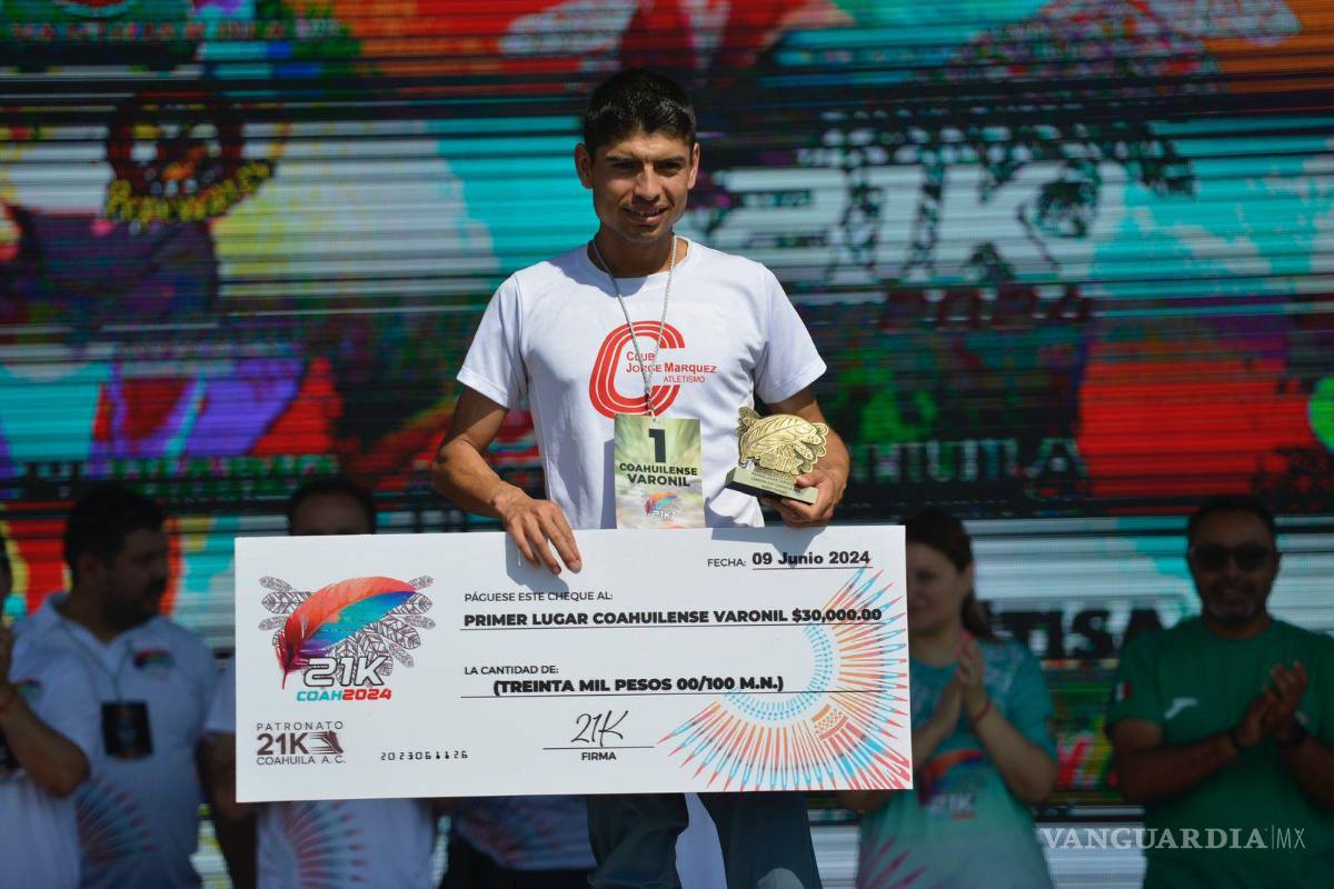 $!Tirso con su premio de la 21K.