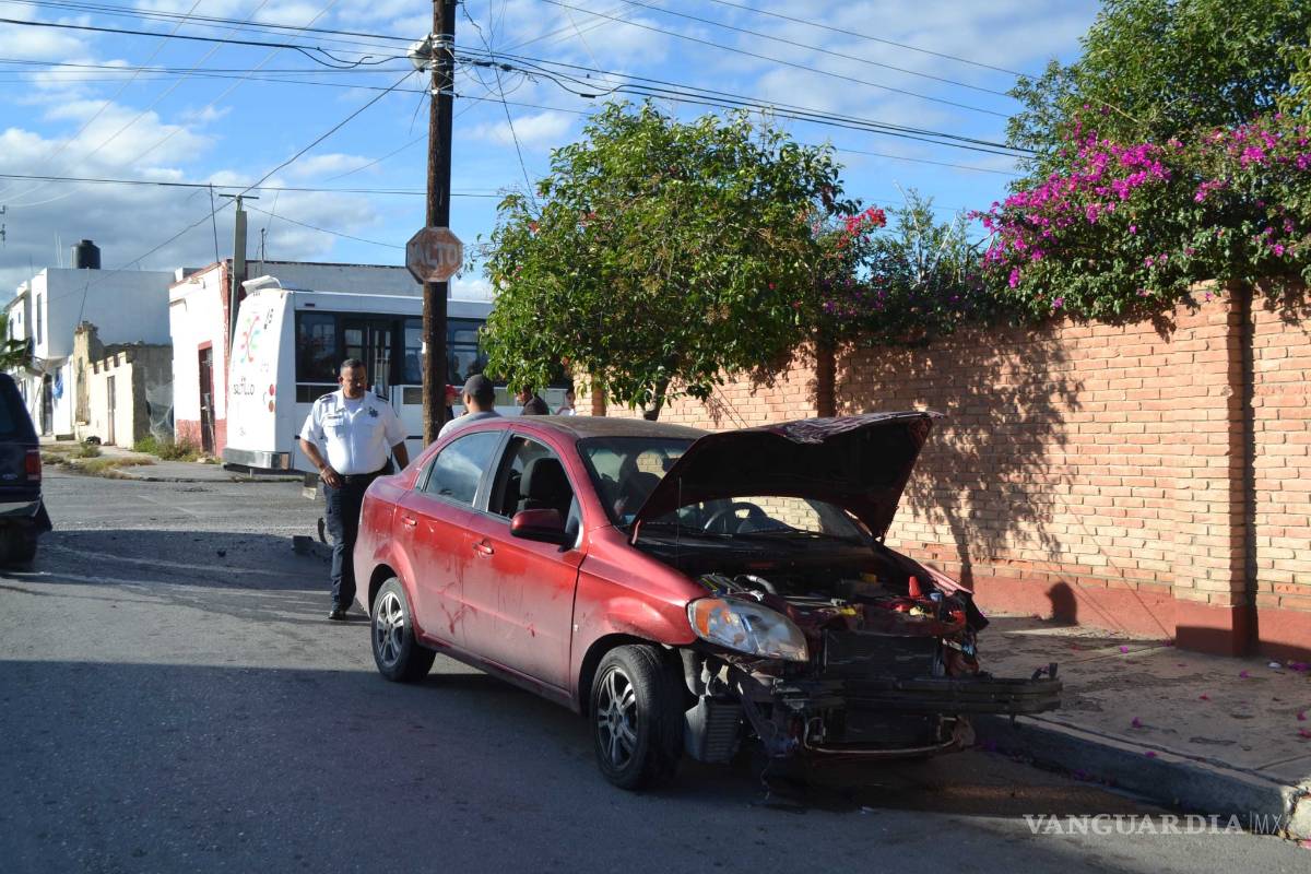 Se vuela rojo y destroza auto