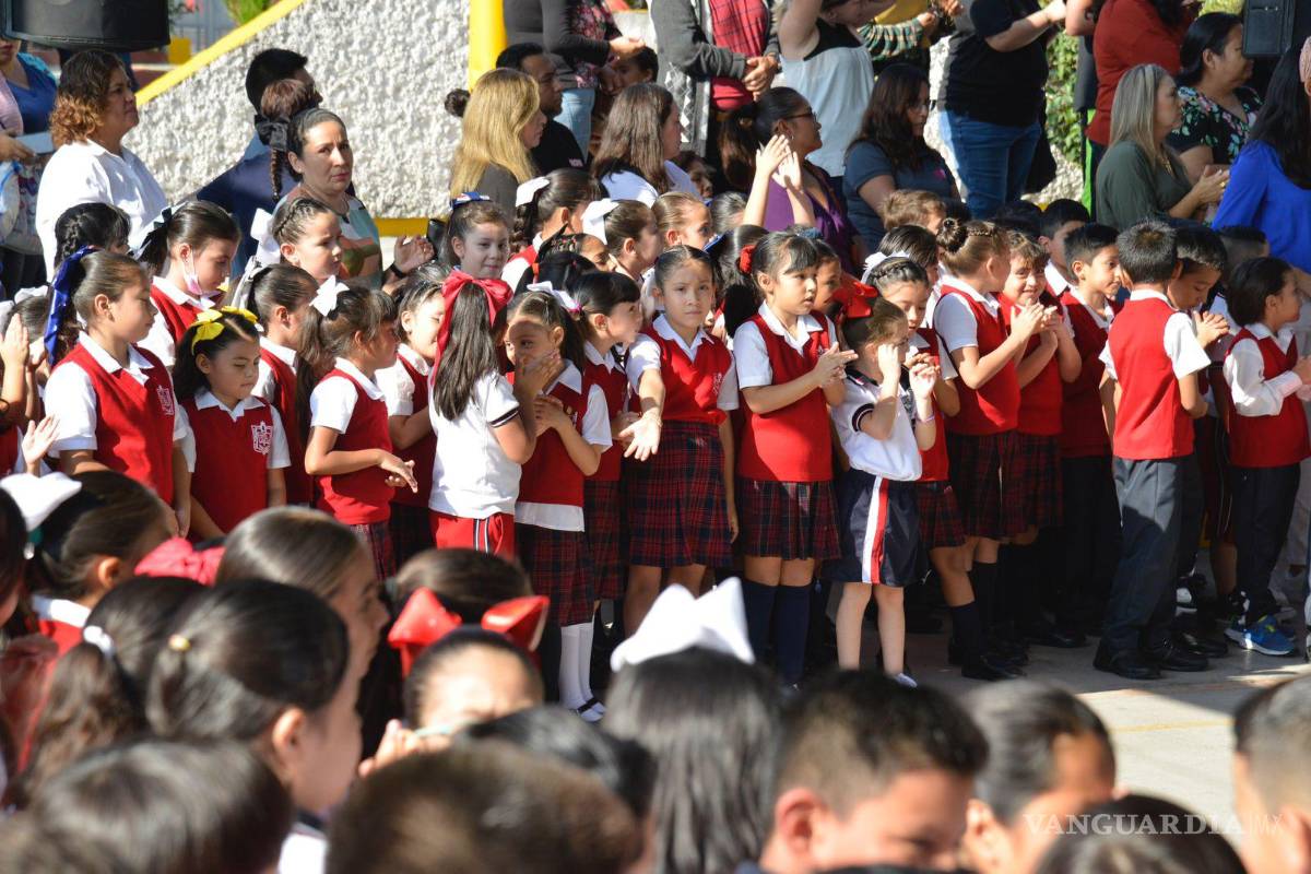 $!Durante la ceremonia, se entregaron de manera simbólica útiles escolares y libros de texto gratuitos para más de 640 mil estudiantes de educación básica en Coahuila.