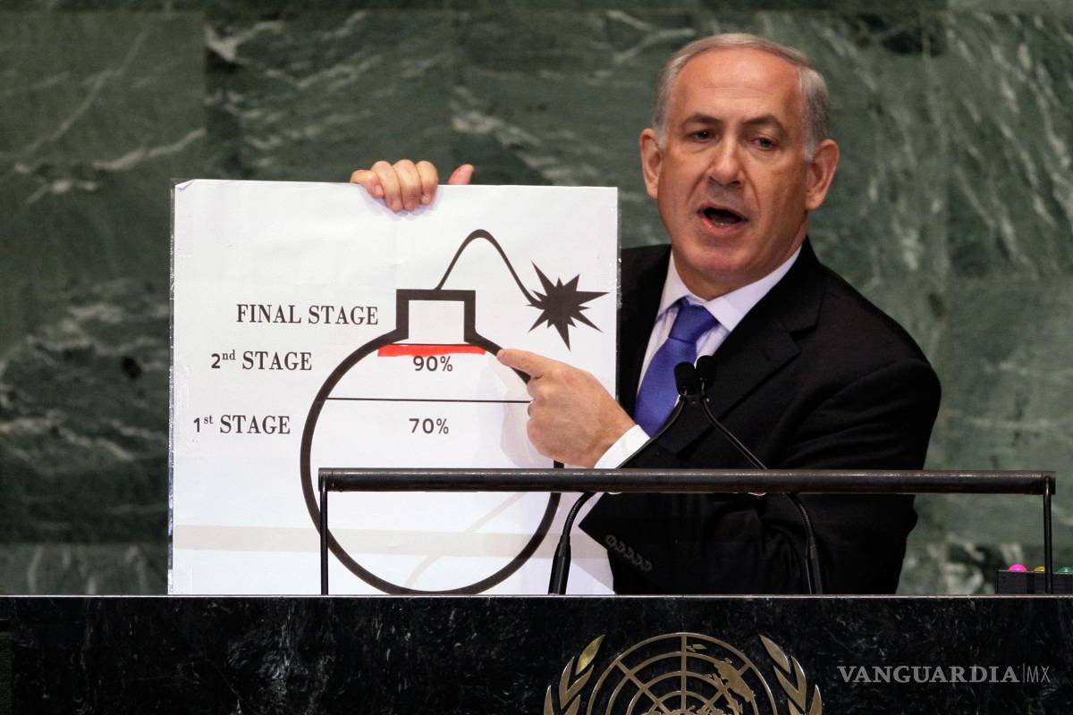 $!Benjamin Netanyahu, muestra una ilustración mientras expresa sus preocupaciones sobre las ambiciones nucleares de Irán, el 27 de septiembre de 2012.