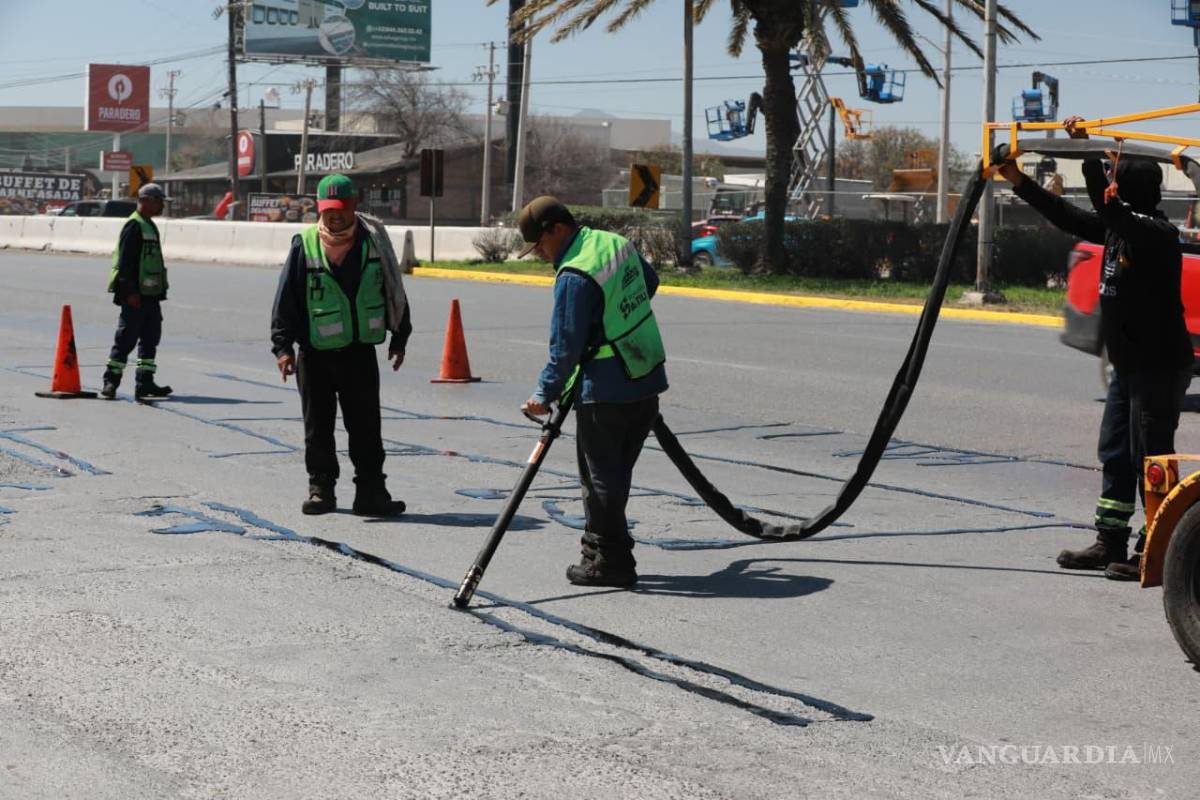 $!En el bulevar Venustiano Carranza se realizan labores de sellado de grietas como parte del mantenimiento preventivo.