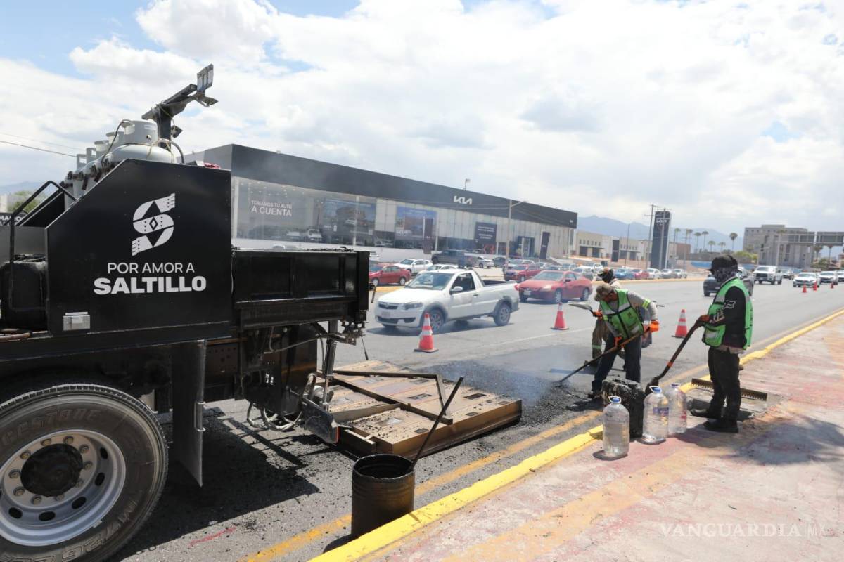 $!Cuadrillas municipales aplican asfalto caliente y nivelan la superficie en la calle 42, al sur de Saltillo.