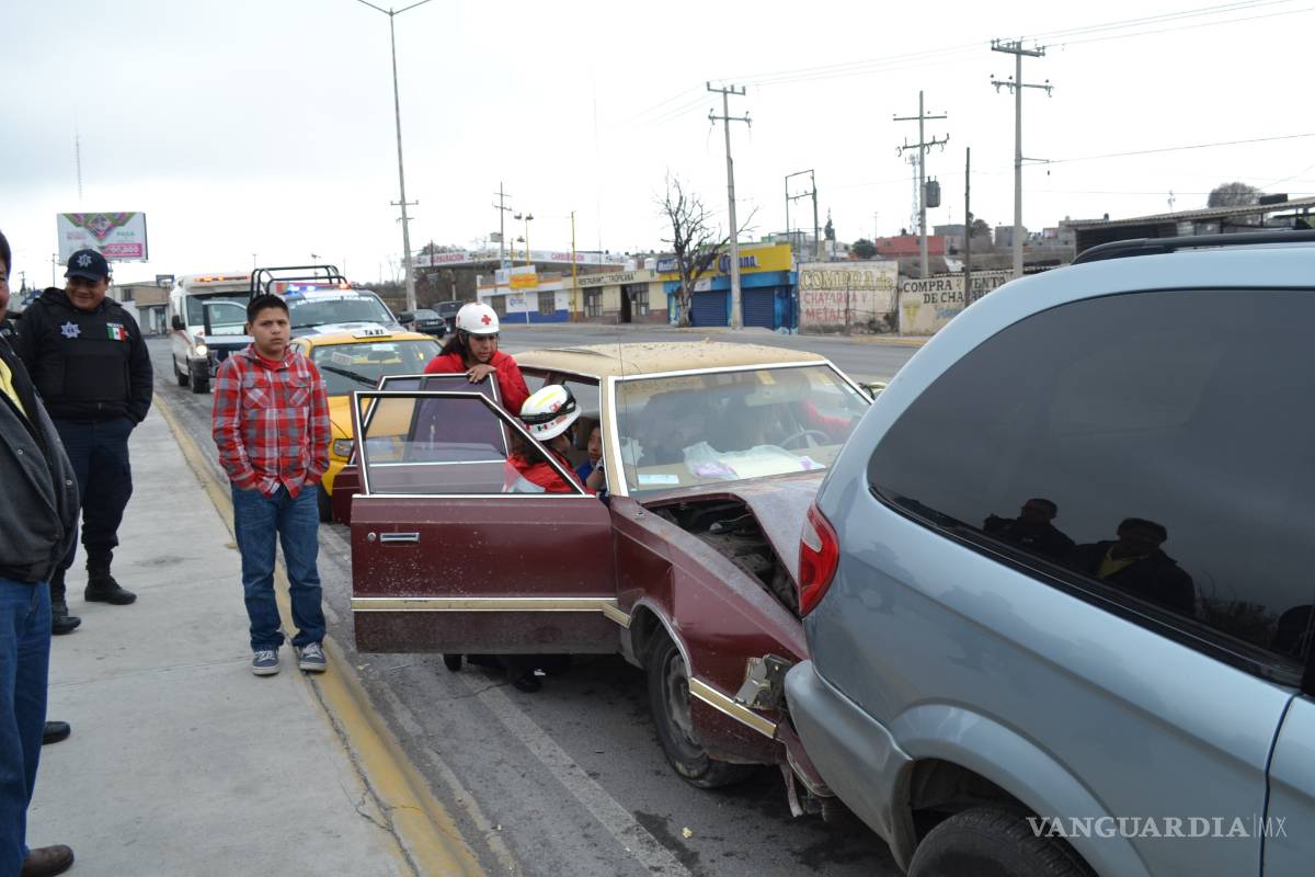 Con carroza fúnebre evita que auto caiga en barranco