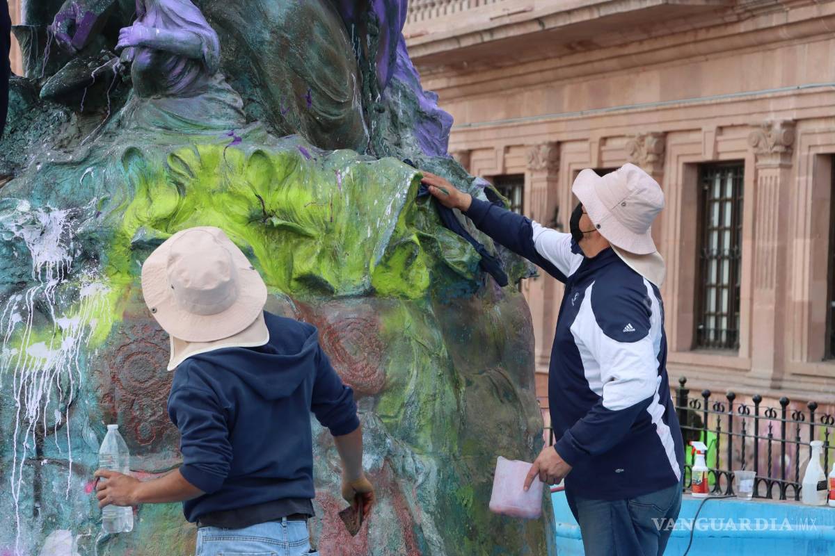 $!El agua de esta fuente fue vaciada, la cual había sido teñida de rojo en protesta por los 167 feminicidios ocurrido en la entidad en los últimos diez años.
