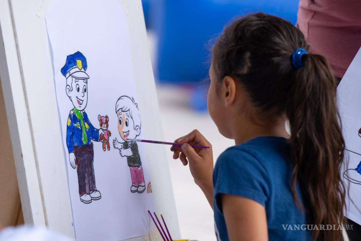 $!Niñas y niños participaron en actividades de acuarela frente al Ateneo Fuente.