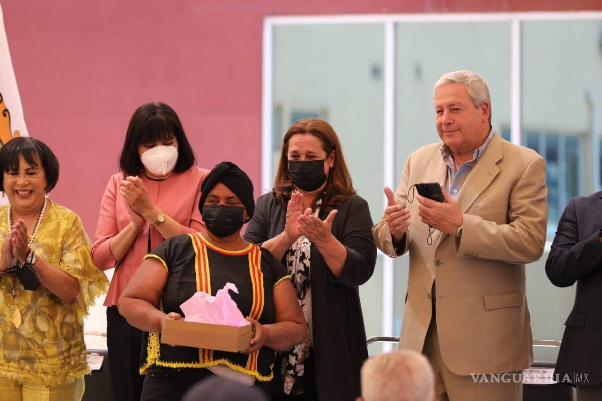 $!Alcalde de Saltillo, José María Fraustro Siller, en entrega de apoyos para personas vulnerables.