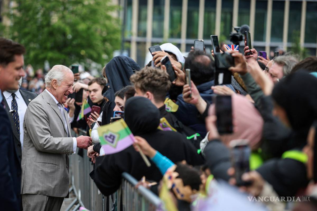 $!El rey Carlos III de Gran Bretaña se reúne con personas en Bradford, Inglaterra, durante una visita para celebrar el año de la ciudad como Ciudad de la Cultura del Reino Unido.