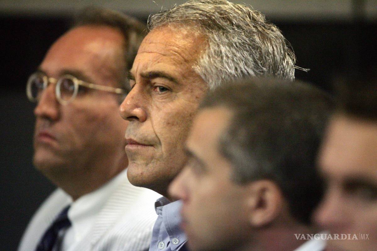 $!En esta fotografía de archivo del 30 de julio de 2008, Jeffrey Epstein, en el centro, aparece en la corte en West Palm Beach, Florida.