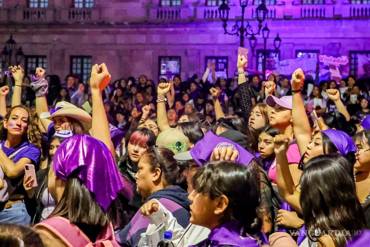 $!SALTILLO, COAHUILA 08 MARZO 2025.- Más de 5 mil mujeres marcharon en la ciudad de Saltillo, donde de manera pacífica alzaron la voz para reclamar justicia por las que ya no están y exigir a las autoridades seguridad e igualdad de género, también guardaron un minuto de silencio por aquellas mujeres víctimas de feminicidio en Coahuila.