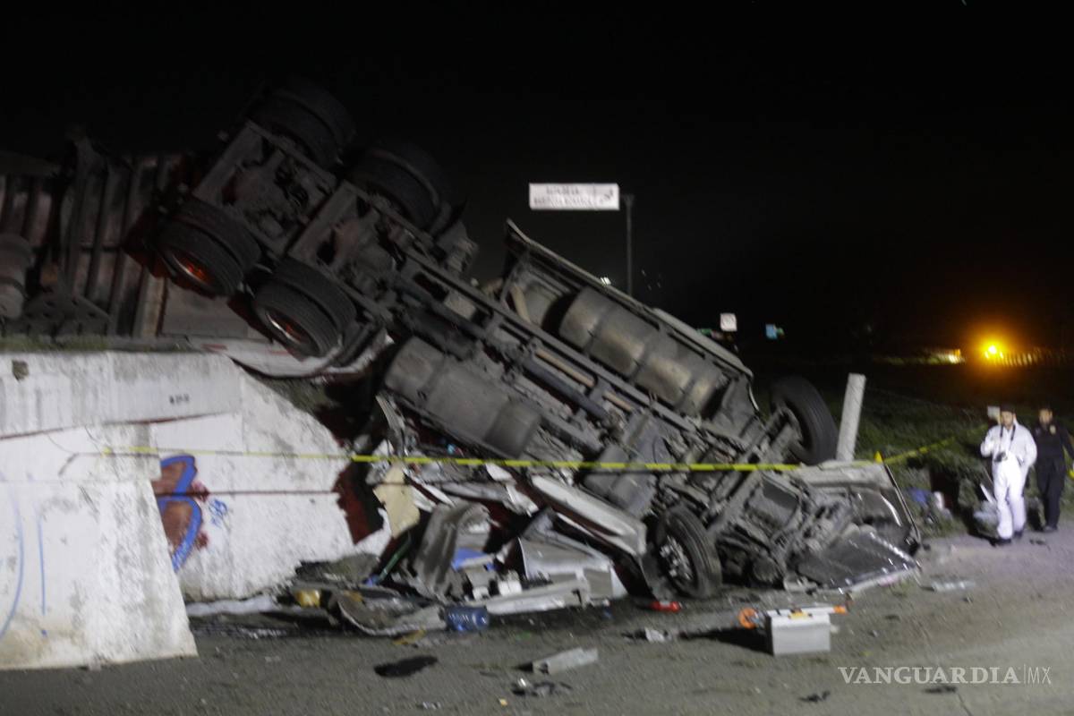 Tragedia en la Matehuala-Saltillo, conductor de tráiler pierde la vida en volcadura