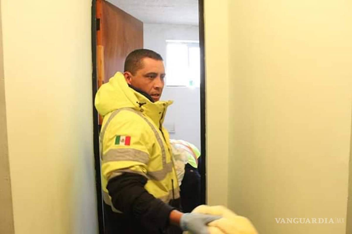 $!Bomberos 'reciben' a bebé en Saltillo