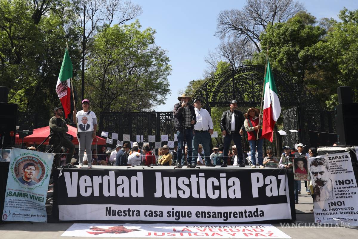 Pasa la noche familia LeBarón en el Zócalo capitalino, con miras al Palacio Nacional