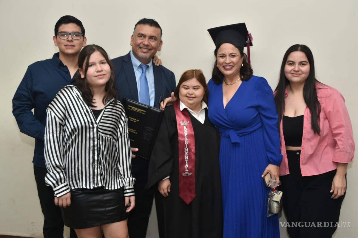 $!Brely De La Cruz y Flores se convirtió en la primera licenciada en Educación Preescolar en México después de una lucha por lograr su inclusión en la Escuela Normal y de ganar un amparo.