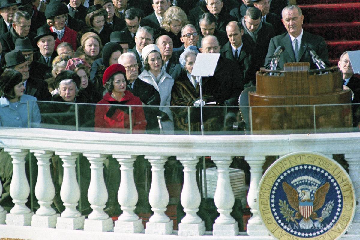 $!El presidente Lyndon B. Johnson pronuncia su discurso inaugural en el Pórtico Este del Capitolio de los Estados Unidos en Washington, el 20 de enero de 1965.