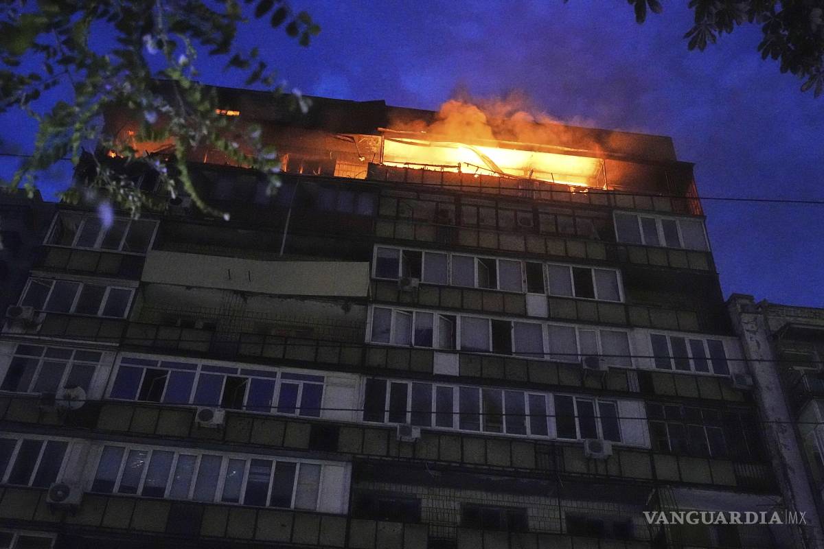 Rusia ataca Kiev con otro bombardeo de misiles; provoca incendios y muertes