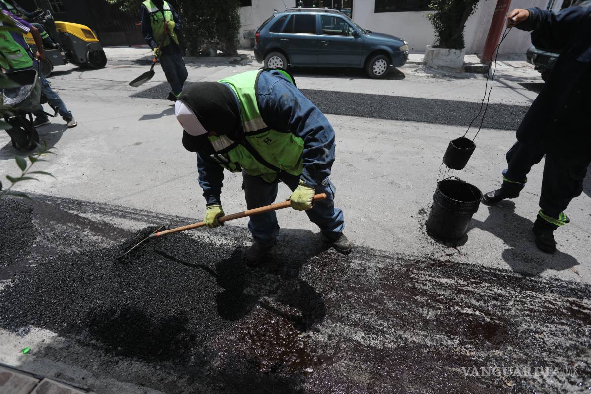 $!En el bulevar Emilio Arizpe de la Maza y en calles del Distrito Centro, se llevaron a cabo trabajos de bacheo y barrido manual para mejorar la movilidad urbana.
