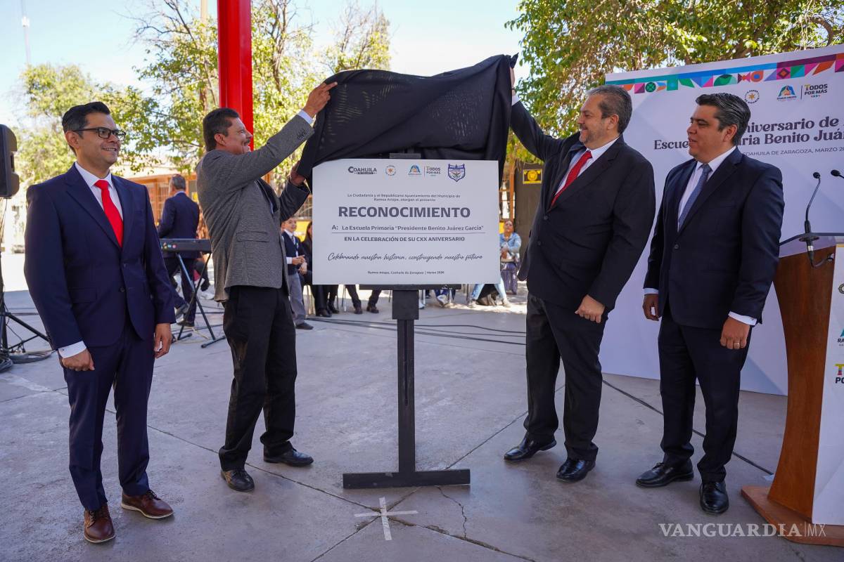 $!En el evento autoridades develaron una placa conmemorativa por los 120 años de la escuela.
