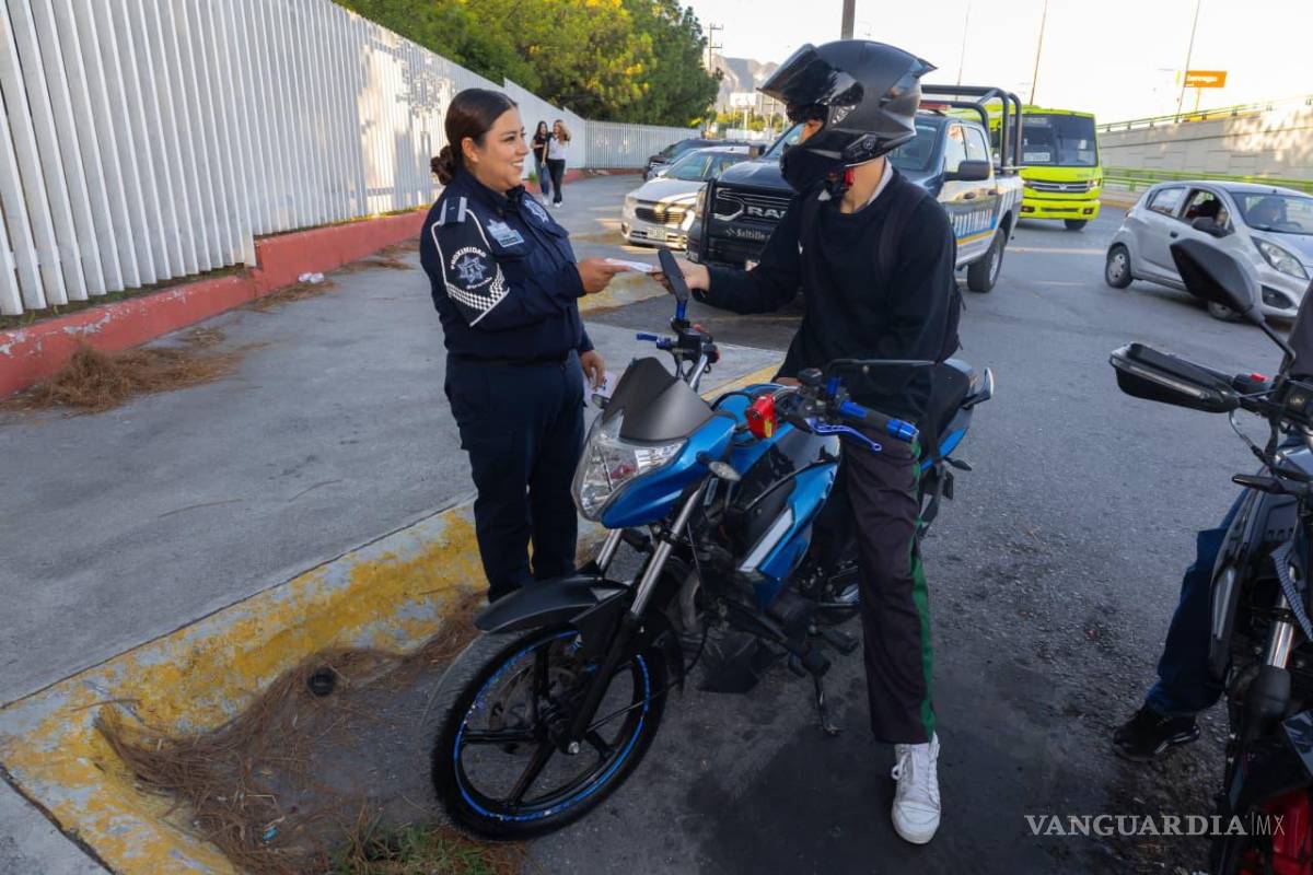 $!Elementos de la Comisaría realizaron acciones preventivas con motociclistas para promover el uso de casco y otras medidas de seguridad vial.