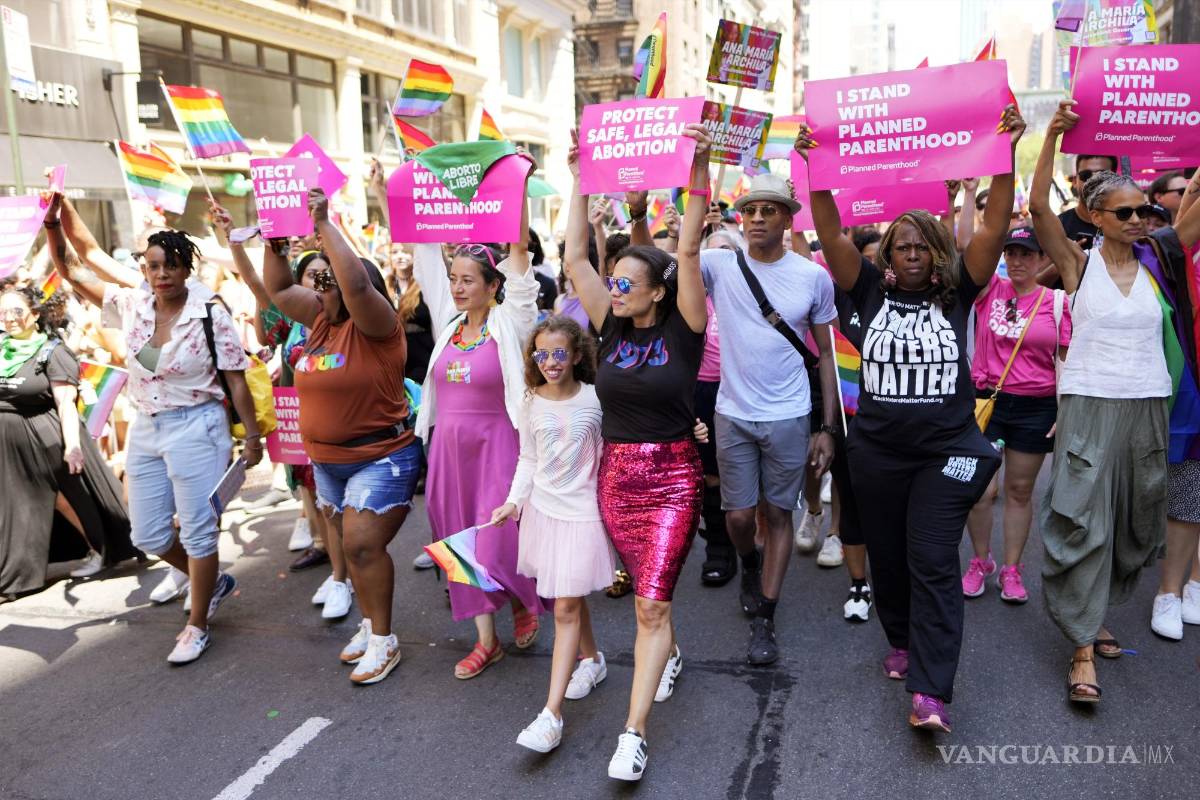 $!Representantes de Planned Parenthood caminan en la Marcha del Orgullo de Nueva York en Nueva York.