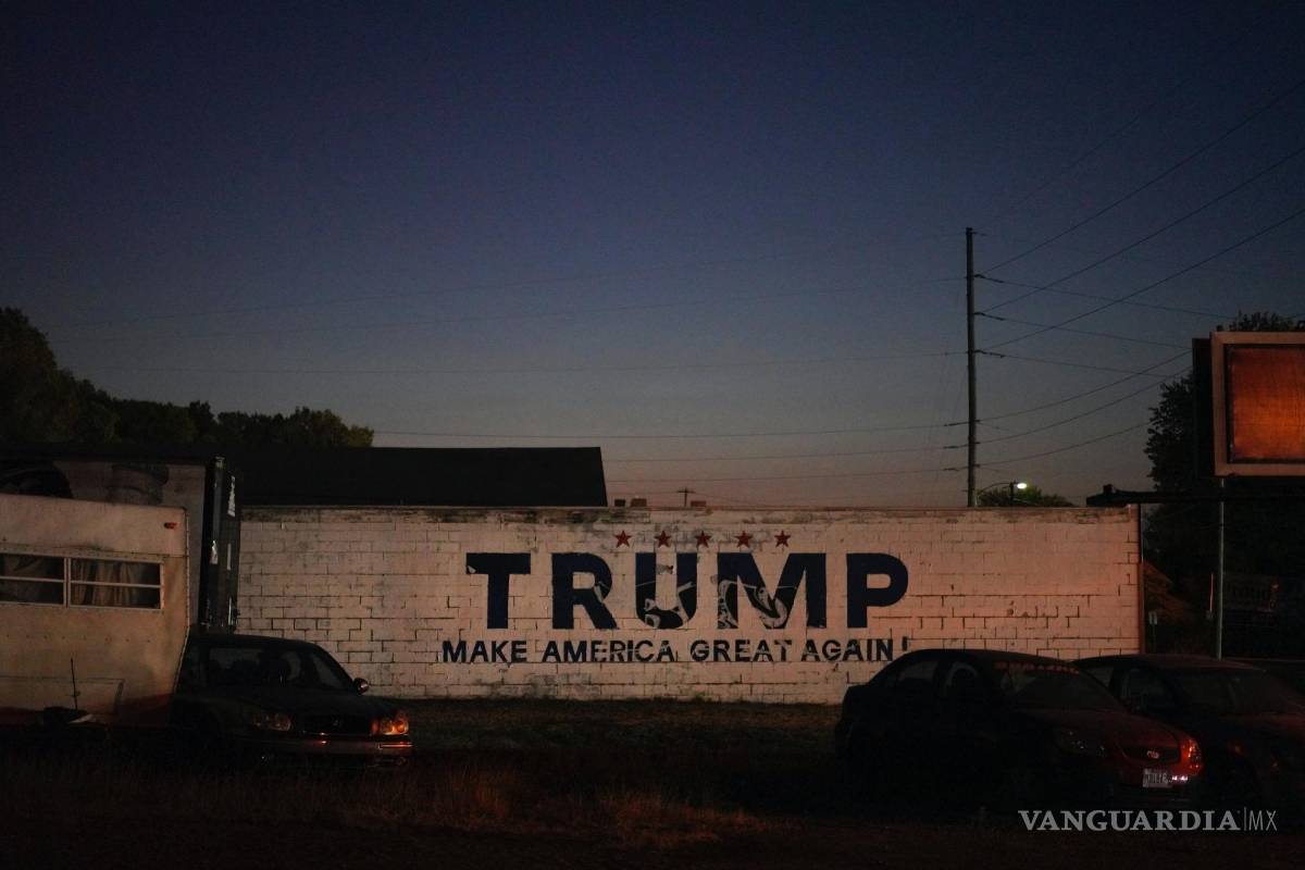 $!Un anuncio político del candidato presidencial republicano y expresidente Donald Trump está pintado en el costado de una empresa automotriz en Springfield, Ohio.