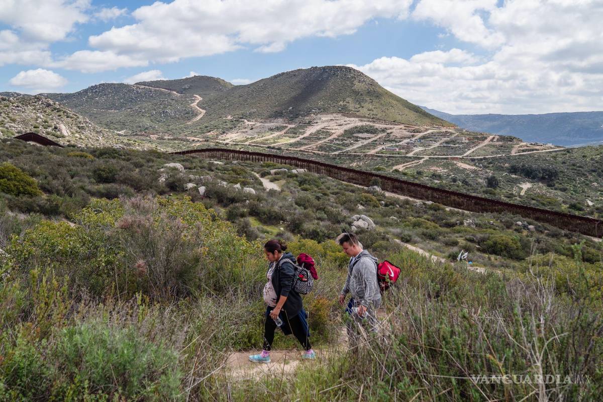 $!Una pareja de El Salvador llega a un campamento para solicitantes de asilo cerca del muro fronterizo en un desierto cerca de Campo, California.