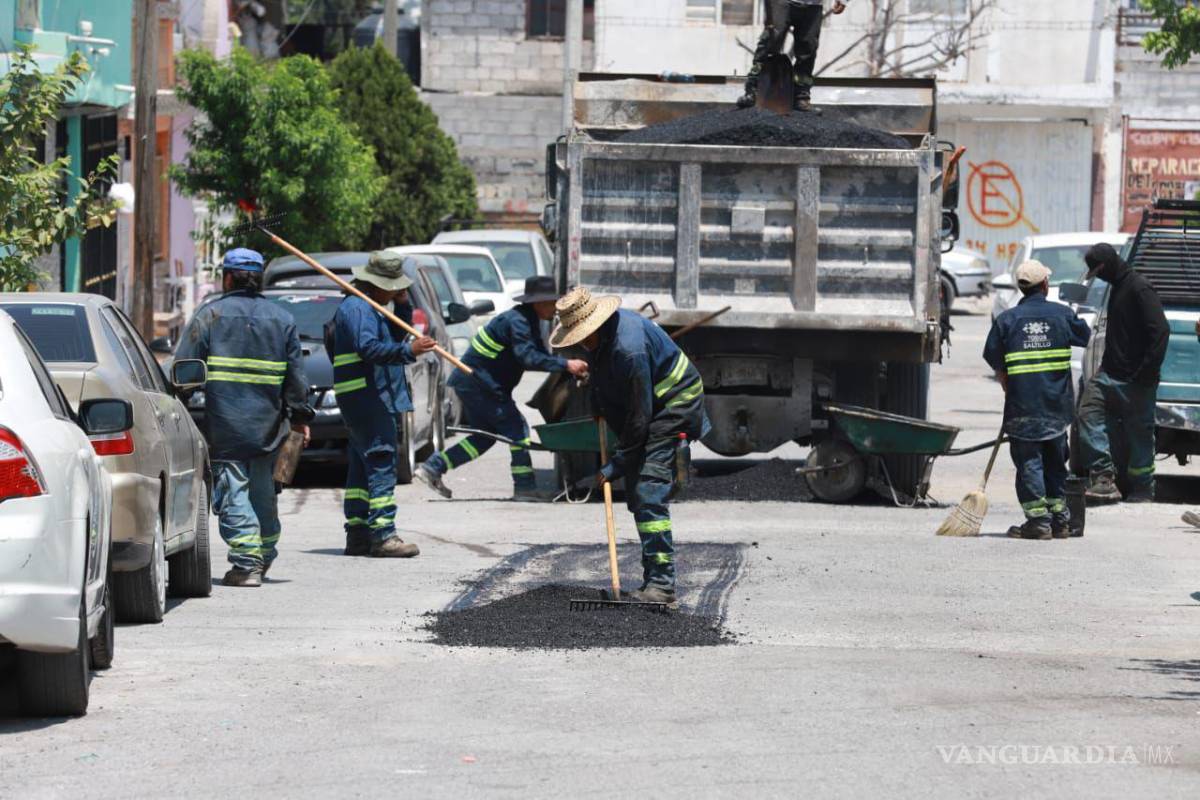 $!Un equipo de trabajadores municipales se asegura de que cada bache sea reparado con precisión y cuidado.