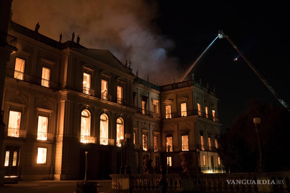 $!Voraz incendio destruye el Museo Nacional de Brasil y pierde gran parte de su acervo (Fotogalería)