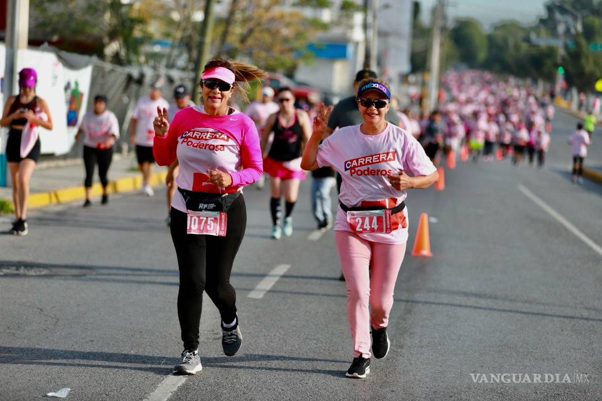 $!Atletas se reunieron para participar en la carrera benéfica contra el cáncer de mama, superando todas las expectativas.
