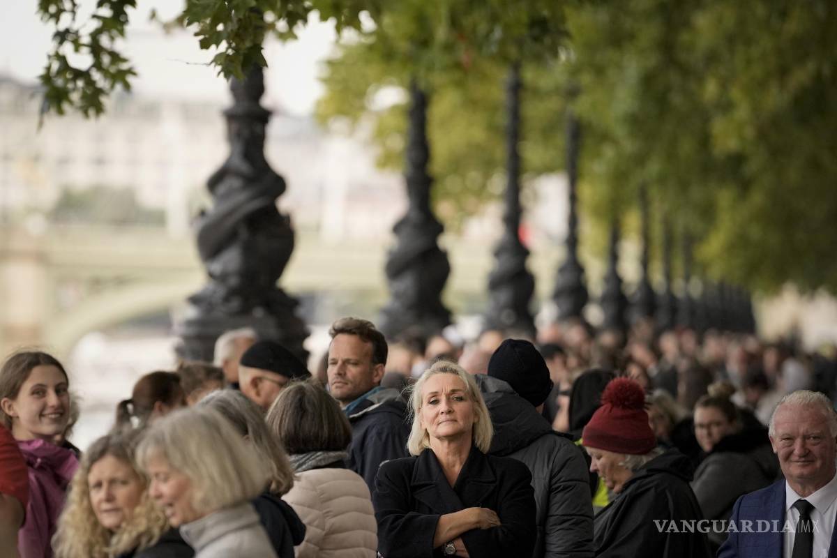 $!Miles de dolientes esperaron durante horas el jueves en una fila que se extendía por casi 7 kilómetros a lo largo de Londres.