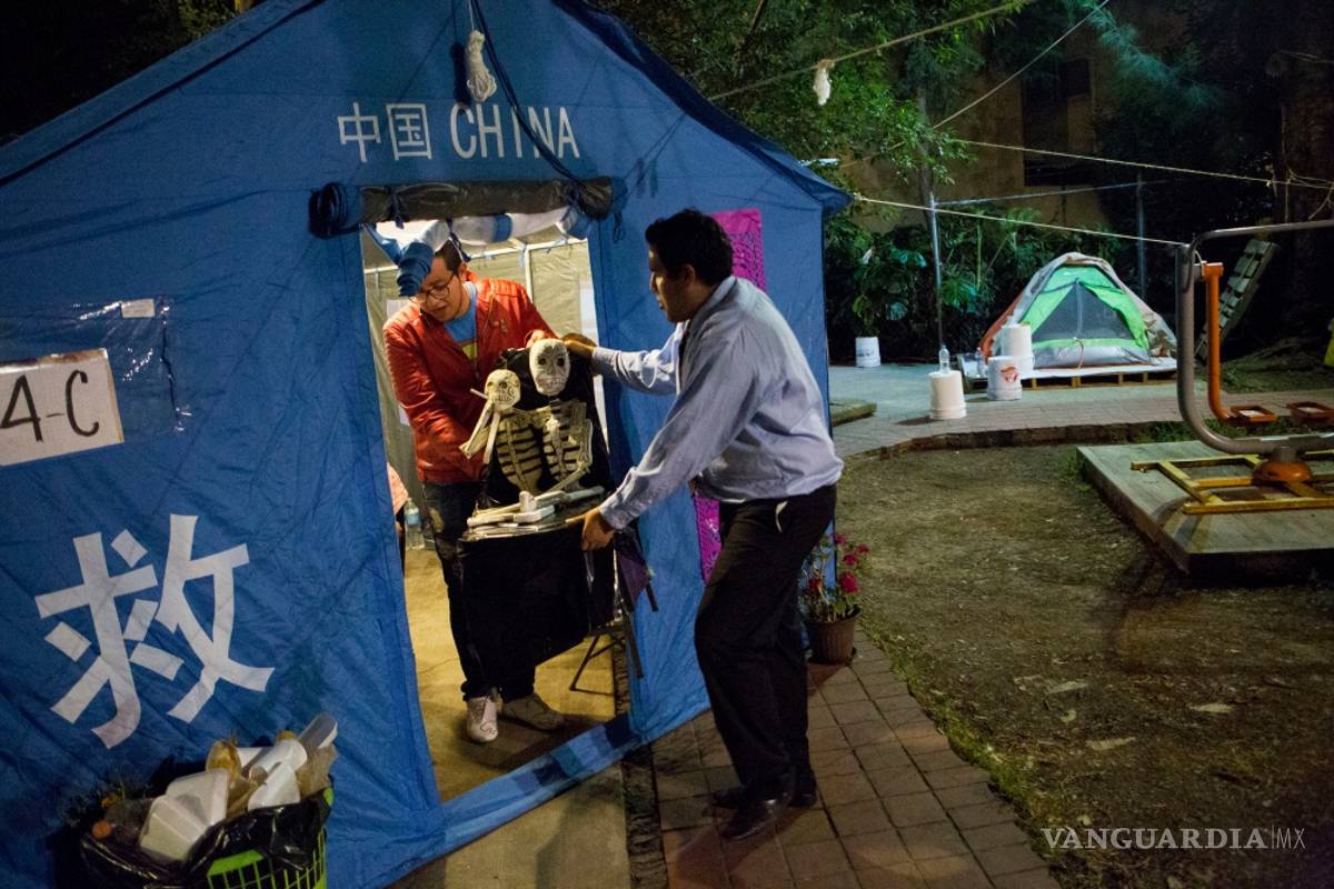 En medio de la escasez, víctimas del sismo celebran el Día Muertos