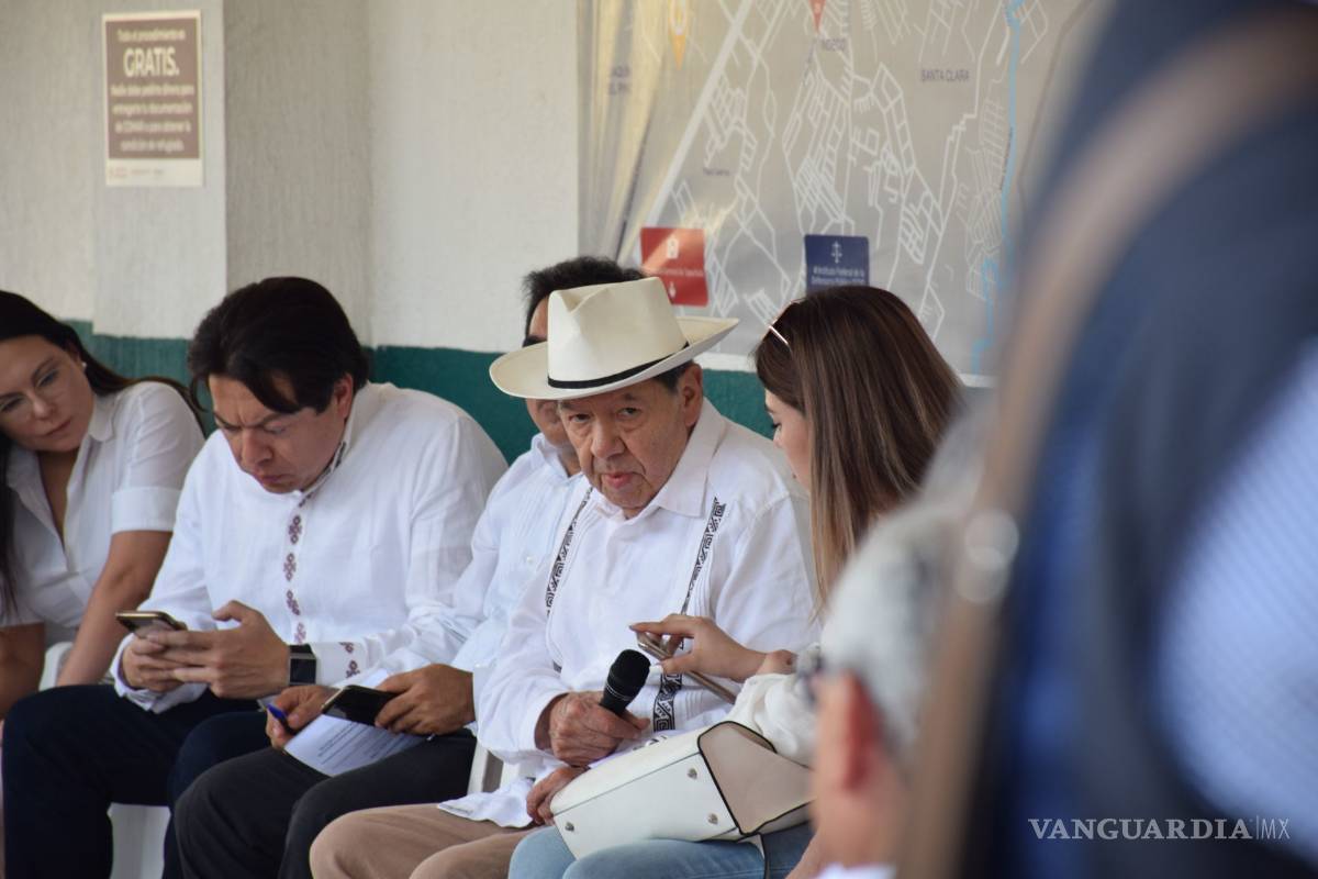 &quot;Es una cárcel migratoria disfrazada de estación&quot;, dice Muñoz Ledo tras visita