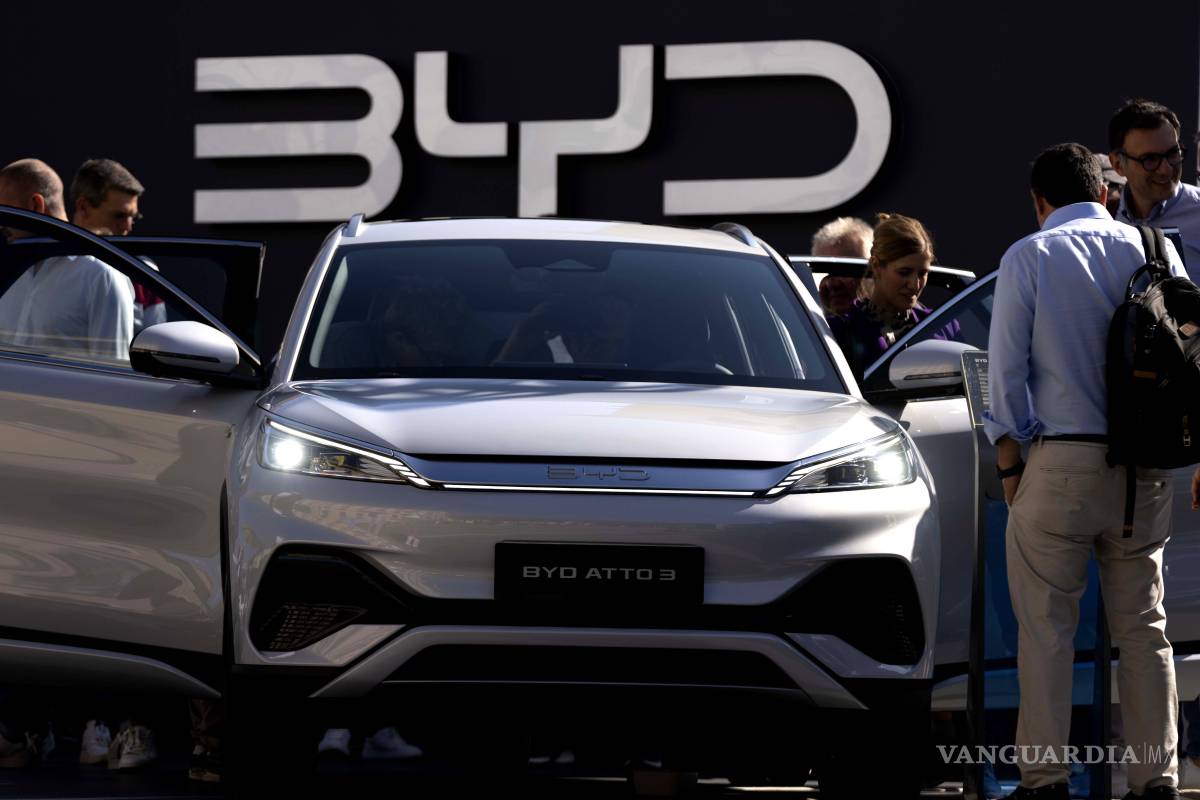 $!Las noticias de BYD parecieron asestar un golpe a Tesla, ya que el precio de las acciones del fabricante estadounidense de vehículos eléctricos cayó un 4.8%.