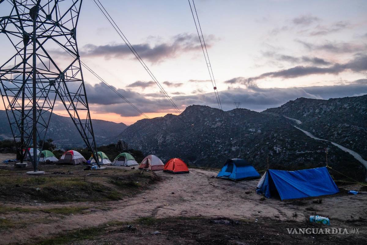 Veinticuatro horas en un refugio improvisado para migrantes en una zona silvestre de California
