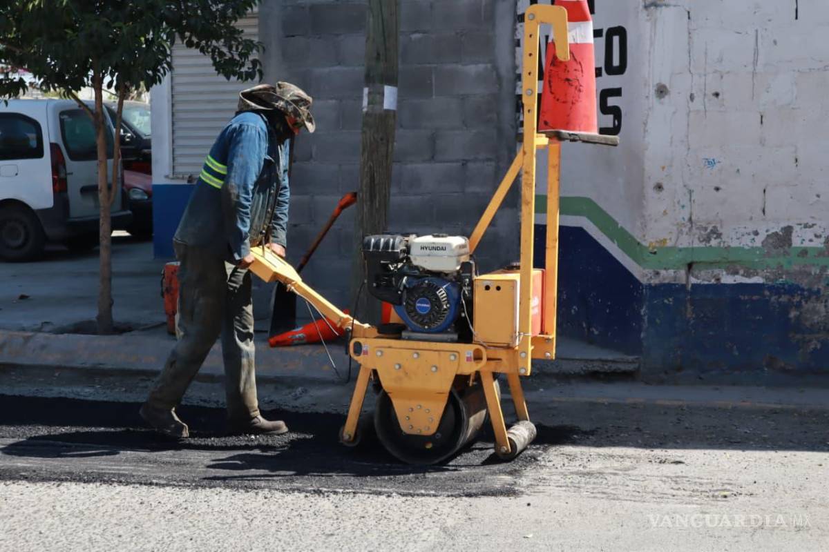 Refuerzan trabajos de bacheo en la colonia Valle Verde de Saltillo