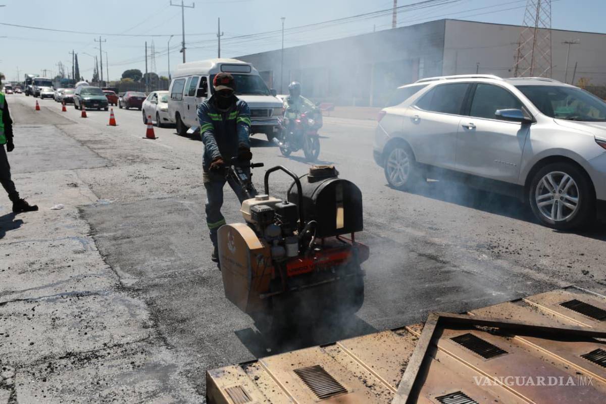 $!Cuadrillas municipales realizan trabajos de recarpeteo en el bulevar Venustiano Carranza como parte del programa permanente de rehabilitación vial en Saltillo.