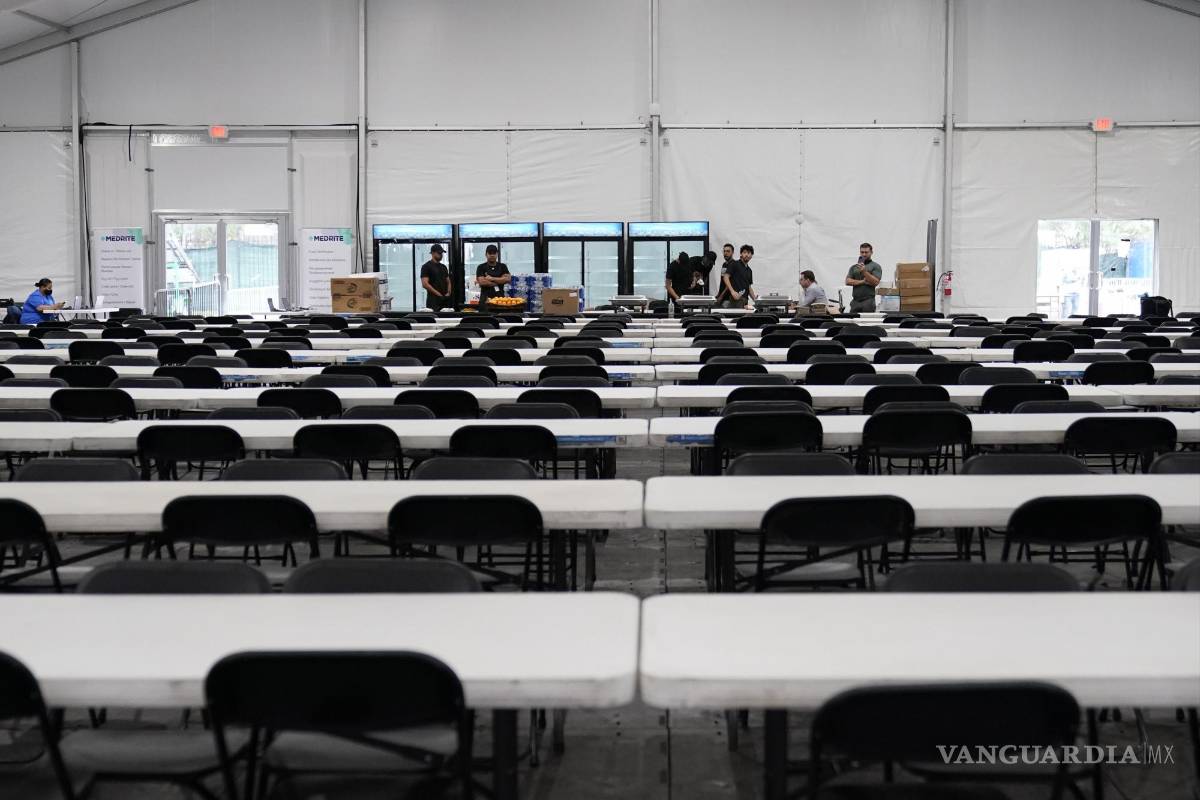 $!Vista de una de las carpas. Desde que comenzó la llegada de inmigrantes el año pasado, Nueva York ha recibido a más de 100,000 personas.