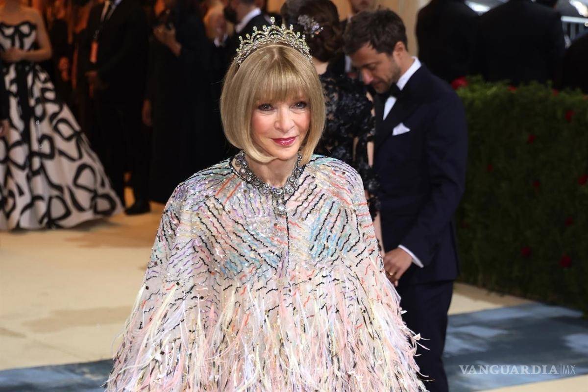 $!La editora de Vogue lució una tiara sobre su ya icónico corte bob.