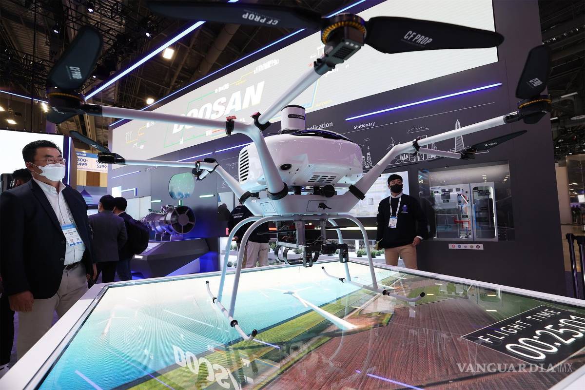 $!Los visitantes miran un multicóptero de hidrógeno en el stand de Doosan Mobility Innovation. EFE/EPA/Caroline Brehman