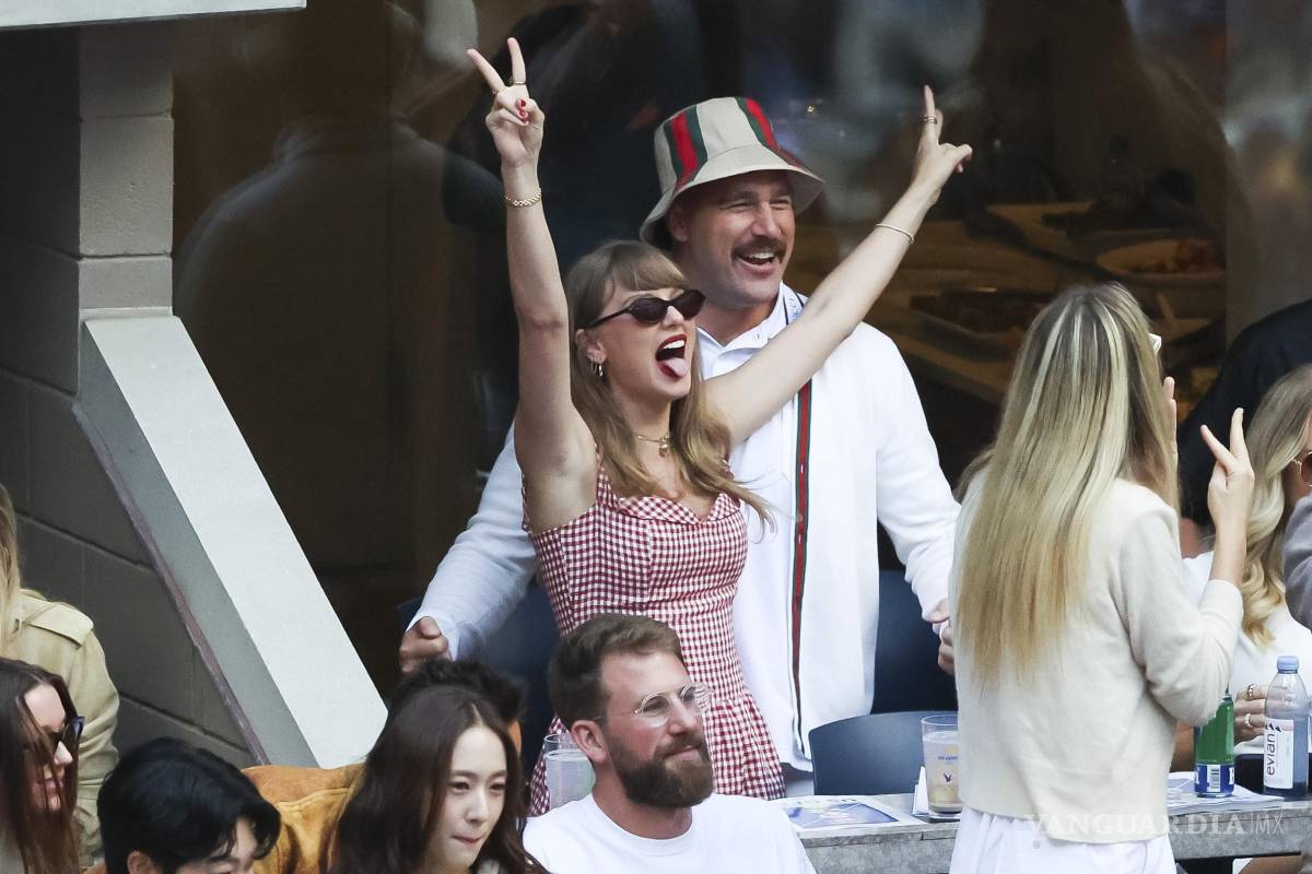 $!Desde que en 2023 decidieron hacer público su romance, la relación entre la diva de la música pop Taylor Swift y el ala cerrada (o `tight end´ en inglés) de los Kansas City Chiefs, Travis Kelce (con gorro en la parte trasera de la imagen), ha mantenido en vilo a millones de personas en todo el mundo.