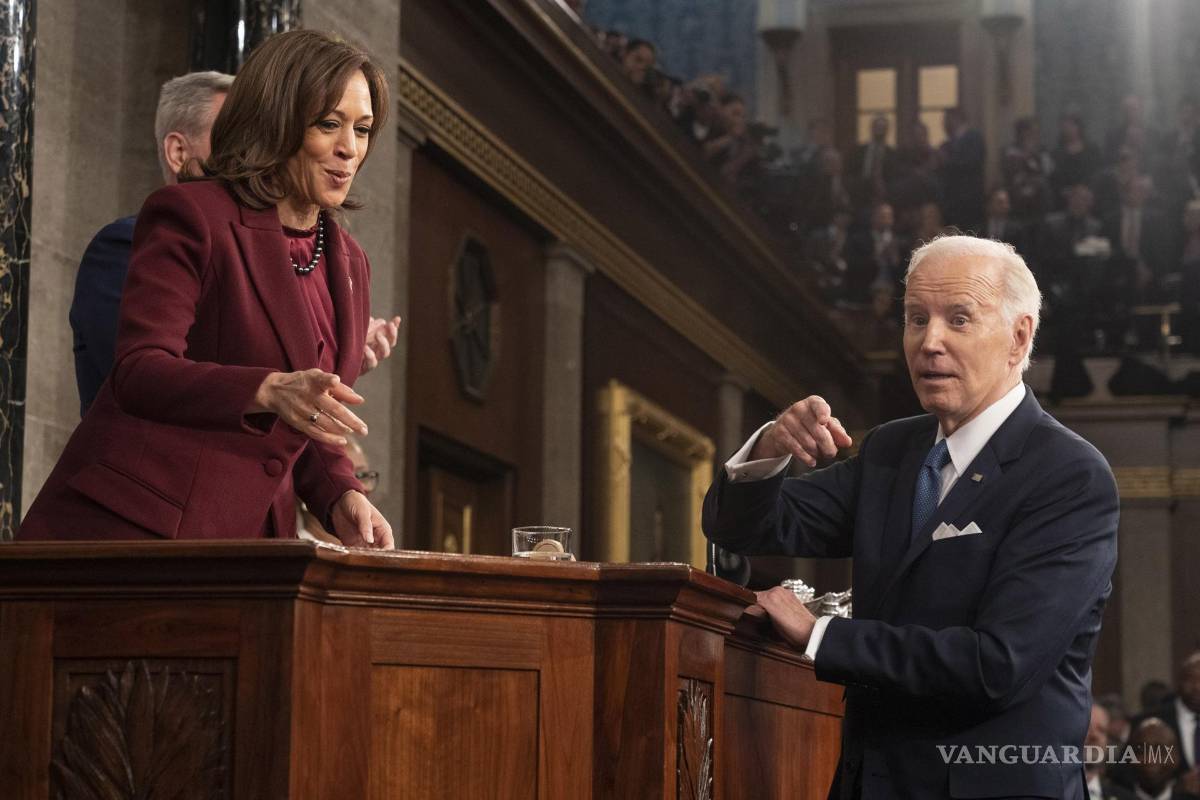 $!El presidente de los Estados Unidos, Joe Biden habla con la vicepresidenta Kamala Harris después del discurso sobre el estado de la Unión en Washington, DC.